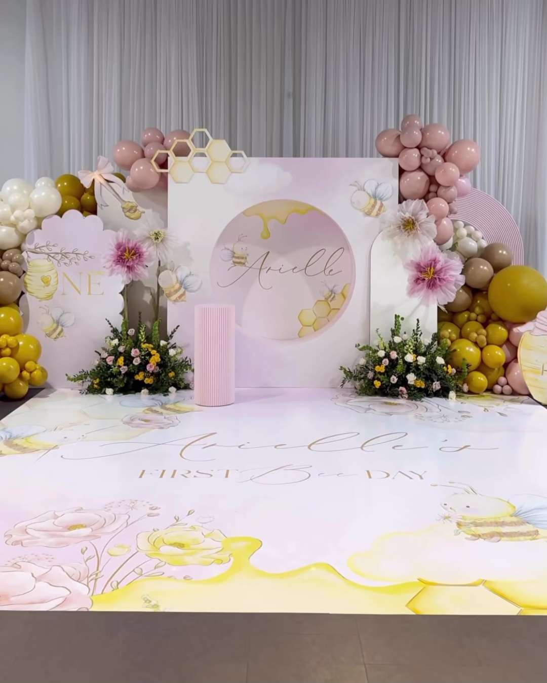 Grand d&eacute;cor complet pour un &eacute;v&eacute;nement avec fond, ballons, fleurs, structures, d&eacute;coration maximaliste